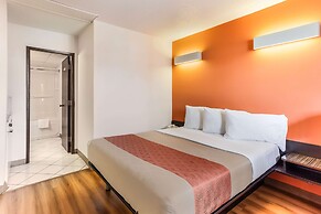 Motel 6 Lethbridge, AB