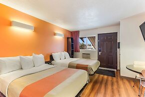 Motel 6 Lethbridge, AB