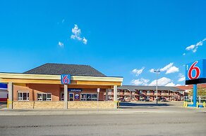Motel 6 Lethbridge, AB