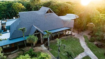 Gooderson Dumazulu Lodge & Traditional Village