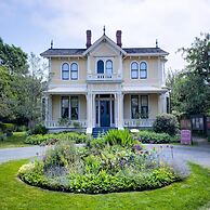 James Bay Inn Hotel & Suites