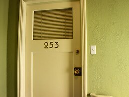 James Bay Inn Hotel & Suites