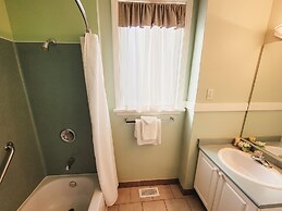 James Bay Inn Hotel & Suites