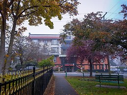 James Bay Inn Hotel & Suites