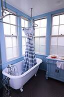 James Bay Inn Hotel & Suites