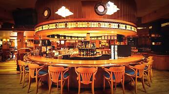 James Bay Inn Hotel & Suites