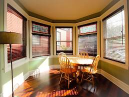 James Bay Inn Hotel & Suites