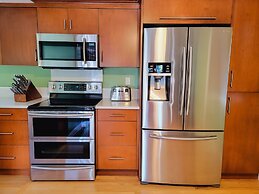 James Bay Inn Hotel & Suites