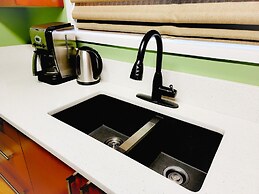 James Bay Inn Hotel & Suites