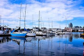 James Bay Inn Hotel & Suites