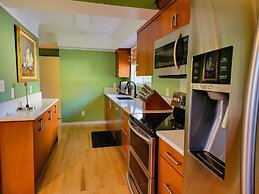 James Bay Inn Hotel & Suites