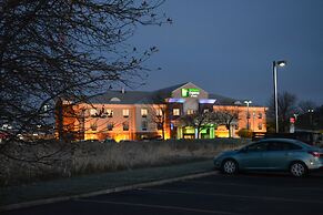 Holiday Inn Express & Suites Lancaster by IHG