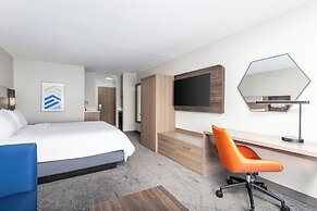 Holiday Inn Express & Suites Lancaster by IHG