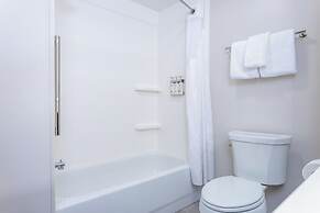 Holiday Inn Express & Suites Lancaster by IHG