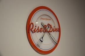 Howard Johnson by Wyndham Downtown Kamloops