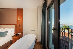 Triton Hotel