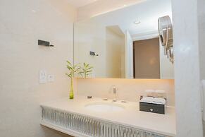 Broadway Mansions Hotel - On the Bund