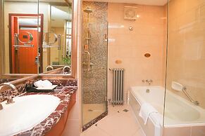 Broadway Mansions Hotel - On the Bund