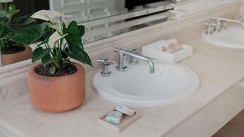 Casa Bonita Hotel + Cocina