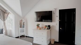 Casa Bonita Hotel + Cocina