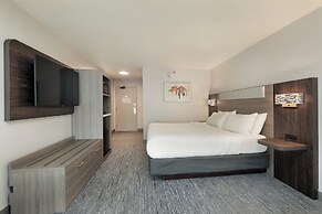 Holiday Inn Express & Suites New Berlin by IHG