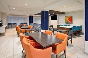 Holiday Inn Express Hotel & Suites Grand Rapids-North by IHG