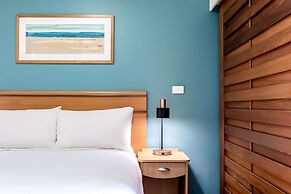 Oaks The Entrance Waterfront Suites