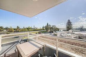 Oaks The Entrance Waterfront Suites