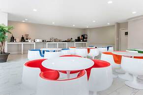 Clarion Inn & Suites Kissimmee-Lake Buena Vista South