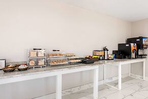 Clarion Inn & Suites Kissimmee-Lake Buena Vista South