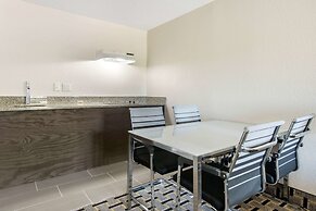 Clarion Inn & Suites Kissimmee-Lake Buena Vista South