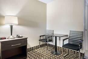 Clarion Inn & Suites Kissimmee-Lake Buena Vista South