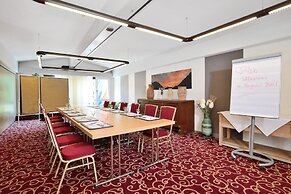 Landhotel Böld and Restaurant Uhrmacher Oberammergau