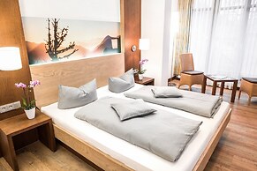 Landhotel Böld and Restaurant Uhrmacher Oberammergau