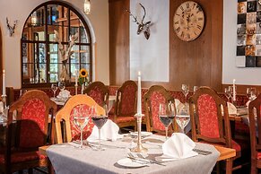 Landhotel Böld and Restaurant Uhrmacher Oberammergau