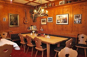 Landhotel Böld and Restaurant Uhrmacher Oberammergau