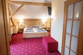 Landhotel Böld and Restaurant Uhrmacher Oberammergau