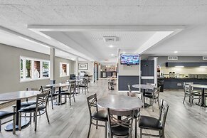 Eastlake Suites Hotel & Conference Center By OYO Urbana