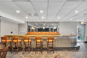 Eastlake Suites Hotel & Conference Center By OYO Urbana