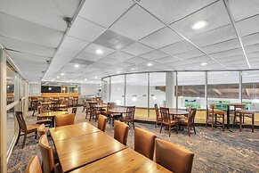 Eastlake Suites Hotel & Conference Center By OYO Urbana