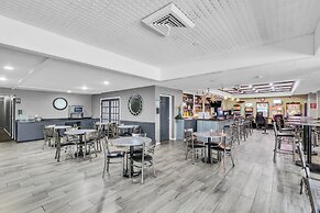Eastlake Suites Hotel & Conference Center By OYO Urbana