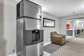 Eastlake Suites Hotel & Conference Center By OYO Urbana