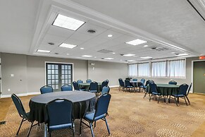 Eastlake Suites Hotel & Conference Center By OYO Urbana