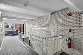 Eastlake Suites Hotel & Conference Center By OYO Urbana