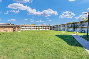 Eastlake Suites Hotel & Conference Center By OYO Urbana
