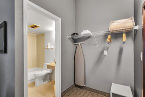 Eastlake Suites Hotel & Conference Center By OYO Urbana