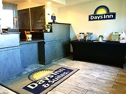 Days Inn & Suites by Wyndham Traverse City
