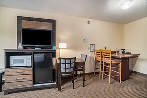 Days Inn & Suites by Wyndham Traverse City