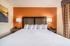 Days Inn & Suites by Wyndham Traverse City