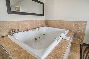 Days Inn & Suites by Wyndham Traverse City